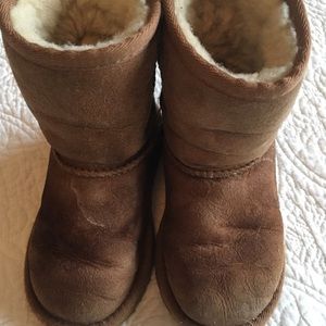 Little kids ugg boots. Size 9